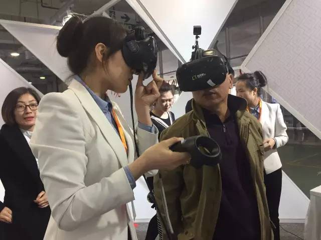 济南万科vr项目展会现场,销售人员带领客户演示体验 济南万科vr项目展会现场,销售人员带领客户演示体验